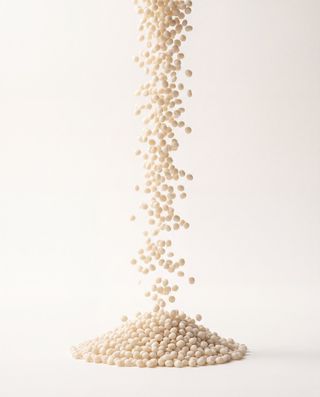 Polyexp Polyblu, composto de PVC micro-expandido em grânulos brancos para solados leves